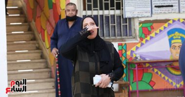 سيدة تطلق الزغاريد بعد الإدلاء بصوتها فى انتخابات مجلس النواب بالطالبية..صور