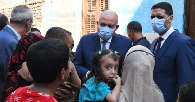 محافظ قنا يزور الطفلة زمزم بعد إجرائها عملية فى القلب.. صور
