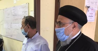 وكيل البطريركية السابق وراعى كنيسة العذراء بالإسكندرية يدلى بصوته بالانتخابات