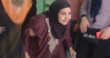 مسنة تحرص على المشاركة فى انتخابات النواب بالبدرشين