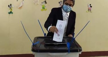 نائب محافظ الوادى الجديد تدلى بصوتها فى انتخابات البرلمان بمركز الداخلة 