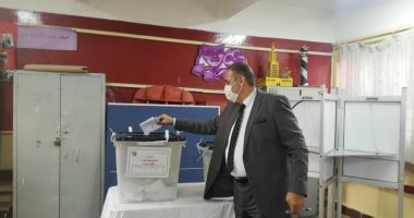 رئيس نادى القضاة بالبحيرة يدلى بصوته فى انتخابات مجلس النواب