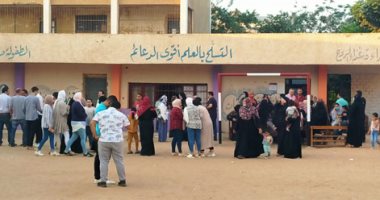 زحام الناخبين على لجان التصويت بمنشأة القناطر بانتخابات مجلس النواب (صور)