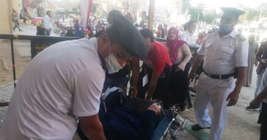إقبال كثيف للمواطنين فى انتخابات مجلس النواب.. شباب وكبار السن اصطفوا فى حب الوطن ومن أجل مستقبل الأبناء والأحفاد.. وفى أسوان عجوز 90 عاما تدلى بصوتها على كرسى متحرك.. والشرطة تساعد المسنين.. صور 
