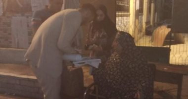 ​رئيس لجنة بالإسكندرية يخرج بالأوارق لمساعدة مسنة على الإدلاء بصوتها
