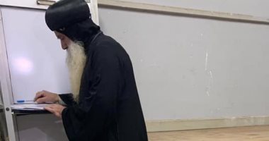 أسقف مطرانية نجع حمادى يدلى بصوته بانتخابات النواب.. ويؤكد: المشاركة واجب وطنى