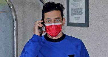 رامى مالك يخطف الأنظار بـ"الكمامة الحمراء" فى كاليفورنيا.. صور