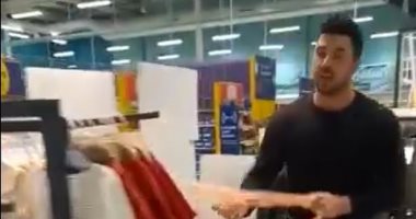 شاهد ما فعله متسوق غاضب داخل متجر اعتراضا على الإغلاق فى ويلز.. فيديو 