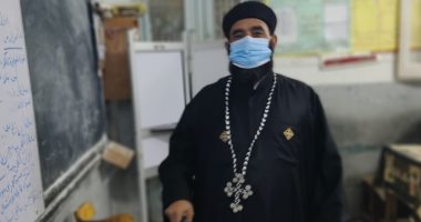كاهن كنيسة العذراء مريم بإسنا يدلى بصوته فى انتخابات مجلس النواب