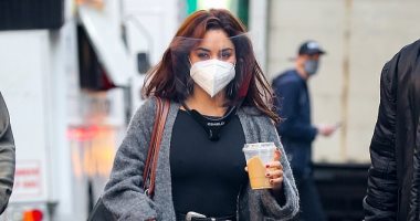 فانيسا هادجنز تلتزم بالكمامة ودرع الوجه للوقاية من كورونا مع طاقم فيلمها الجديد