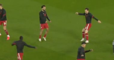 محمد صلاح يتوسط لاعبي ليفربول في الاحماء قبل مواجهة شيفيلد يونايتد.. فيديو