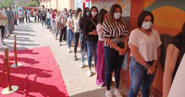 طوابير الفتيات تتصدر الساعة الأولى للتصويت بانتخابات "النواب" فى زايد.. صور