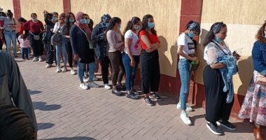 الفتيات والشباب يزينون الطوابير أمام اللجان في الساعات الأولى من التصويت بانتخابات مجلس النواب.. الالتزام بالمسافات الآمنة والكمامات رغم الإقبال الكثيف.. والشرطة النسائية تساعد الكبار والمرضى..صور