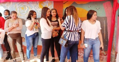 الفتيات والشباب يزينون المشهد أمام اللجان للتصويت بانتخابات مجلس النواب