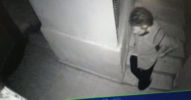شاهد.. وقائع سرقة شقة بمنطقة فيصل والكاميرات ترصد الجانى (فيديو)