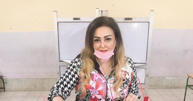 نهال عنبر تدلى بصوتها فى انتخابات مجلس النواب بالعجوزة "صور"