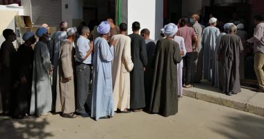 طوابير أهالى البياضية ومنشأة العمارى أمام لجان الانتخابات البرلمانية.. صور