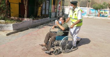 ذوو الاحتياجات وكبار السن بالفيوم يحرصون على التصويت بانتخابات النواب.. صور
