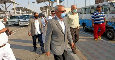 محافظ القليوبية يلزم السائقين بارتداء الكمامات بالمواقف العمومية.. صور