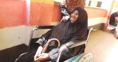 عجوز بأسوان تدلى بصوتها فى الانتخابات على كرسى متحرك.. صور
