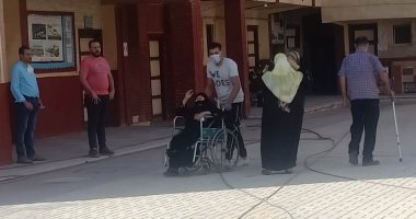 مسنة تحرص على الإدلاء بصوتها فى الإسكندرية.. فيديو وصور