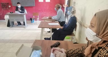 اتباع الإجراءات الاحترازية ضد كورونا داخل اللجان الانتخابية بالفيوم.. صور