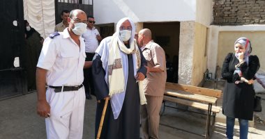 توافد المواطنين على لجان أوسيم بالجيزة والشرطة تساعد المسنين.. صور