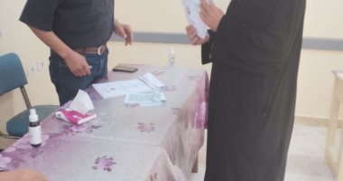 الوكيل البابوى بالإسكندرية يدلى بصوته فى انتخابات النواب.. صور