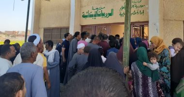 صور.. إقبال كبير من المواطنين على اللجان الانتخابية بالفيوم