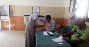 إقبال الناخبين على صناديق الاقتراع وسط إجراءات احترازية بالوادى الجديد.. صور