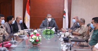 محافظ سوهاج يترأس غرفة عمليات متابعة الانتخابات البرلمانية.. صور