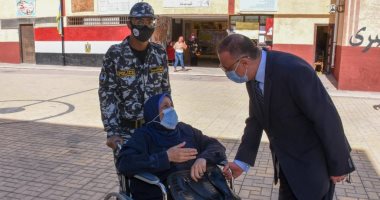 صور.. محافظ الإسكندرية يحث المواطنين والشباب للإدلاء بأصواتهم