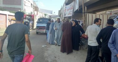 توافد مكثف للناخبين على لجان البدرشين للتصويت فى انتخابات النواب.. صور 