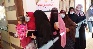توافد السيدات بالبحيرة للإدلاء بأصواتهن فى انتخابات مجلس النواب.. صور