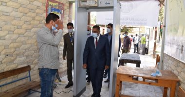 محافظ مطروح يتفقد اللجان الانتخابية ويشيد بإقبال المواطنين.. صور وفيديو