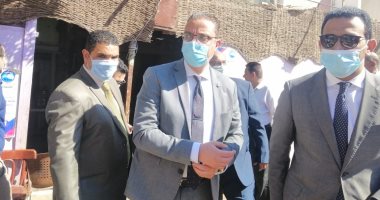 محافظ الفيوم يغلق مقهى يستخدم الشيشة بجوار مقر انتخابى ويحرر محضرا