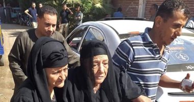شباب وأهالى الأقصر يساعدون كبار السن للوصول للجان الانتخابية.. صور