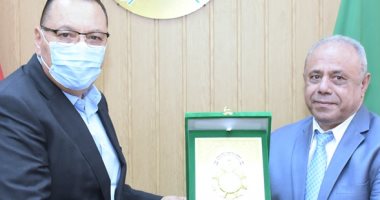 محافظ الشرقية يكرم رئيسا قطاعات الكهرباء لبلوغه المعاش ورئيس مدينة أولاد صقر