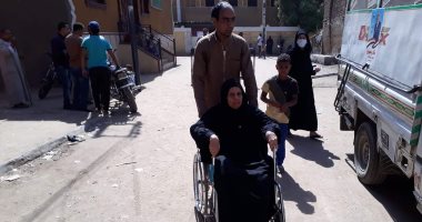 مسنة 85 سنة تدلى بصوتها فى الانتخابات على كرسى متحرك بكوم أمبو