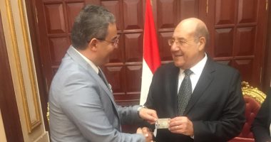 طارق سعدة نقيب الإعلاميين يتسلم بطاقة عضوية مجلس الشيوخ.. صور