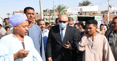 محافظ قنا يوجه بعمل مطبات أمام مدخل قرية أولاد إسماعيل للحد من الحوادث.. صور