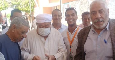 شقيق شيخ الأزهر يدلى بصوته فى انتخابات مجلس النواب بالأقصر.. صور