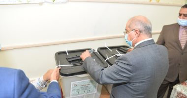 رئيس جامعة أسيوط ونوابه يشاركون فى الإدلاء بأصواتهم بانتخابات النواب.. صور