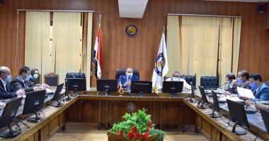 رئيس جامعة بني سويف يترأس اجتماع لجنة إعداد ملف تأسيس الجامعة الأهلية