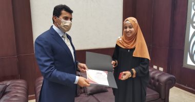 وزير الرياضة يكرم الزهراء حلمى الأول على مستوى العالم فى حفظ القرآن.. صور