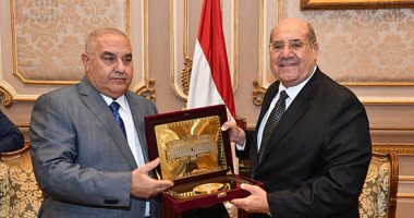 رئيس المحكمة الدستورية يهنئ عبد الوهاب عبدالرازق برئاسة "الشيوخ" ويسلمه درع المحكمة.. المستشار سعيد مرعى: ندعم البرلمان بغرفتيه وندرك دوره فى تنظيم الحقوق.. وعبد الرازق: نعاهدكم أن نكون على الدرب والطريق المشرف