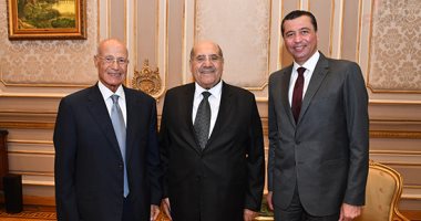 رئيس "الدستورية العليا" يسلم درع المحكمة للمستشار عبد الوهاب عبد الرازق