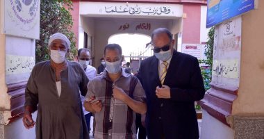 محافظ أسيوط يصطحب كفيفا إلى لجنته للإدلاء بصوته فى انتخابات مجلس النواب.. صور وفيديو