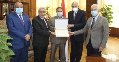صور.. جامعة طنطا تكرم العاملين البالغين سن المعاش