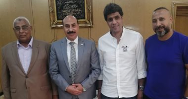 محافظ أسوان يستقبل رئيس النادى والشيشينى بعد تولى المسئولية الفنية للفريق